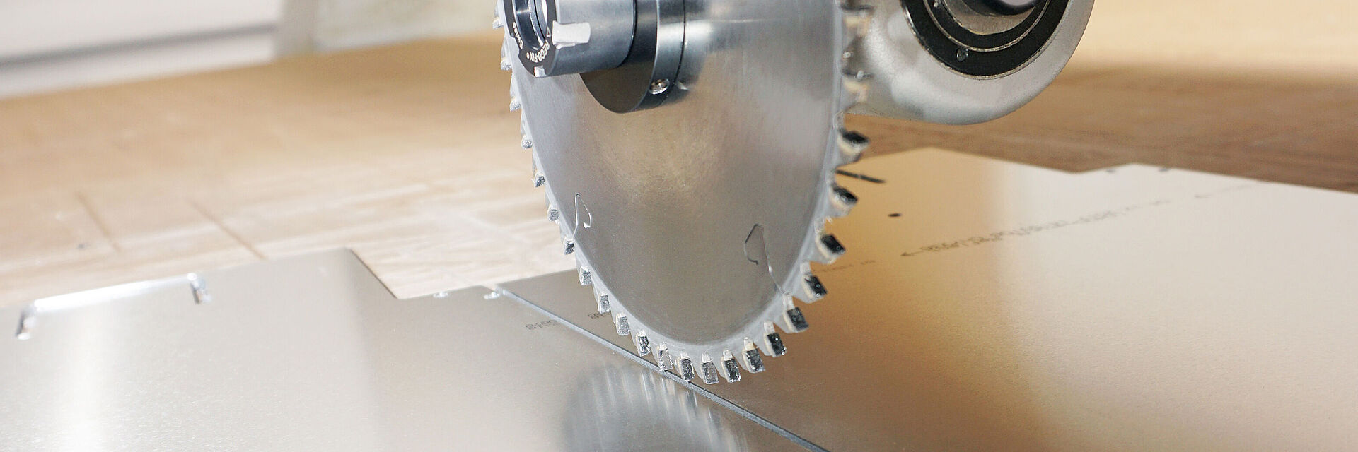 ライツ ネスティング加工機のチップソーとアルミ複合パネル