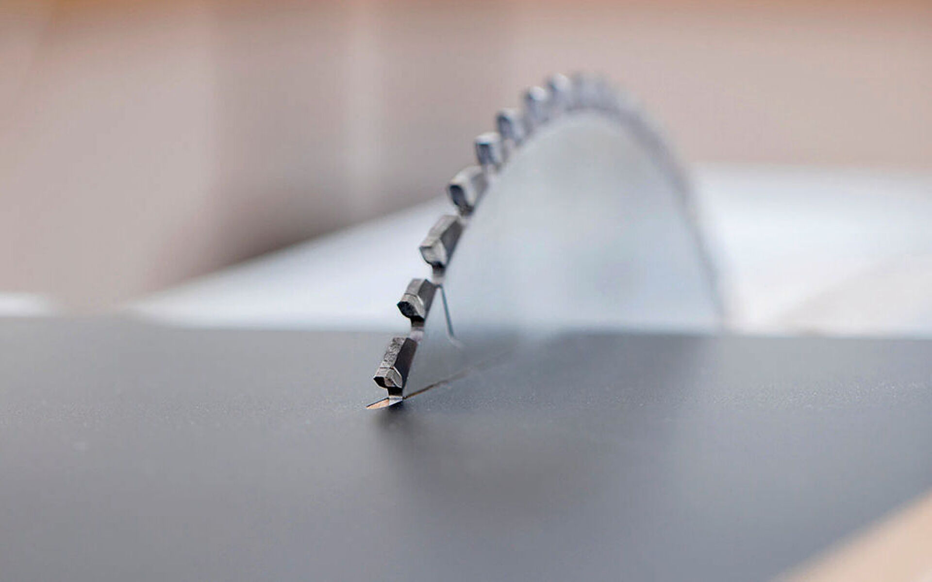 Panel Ebatlama Makinesinde Leitz RazorCut Daire Testere